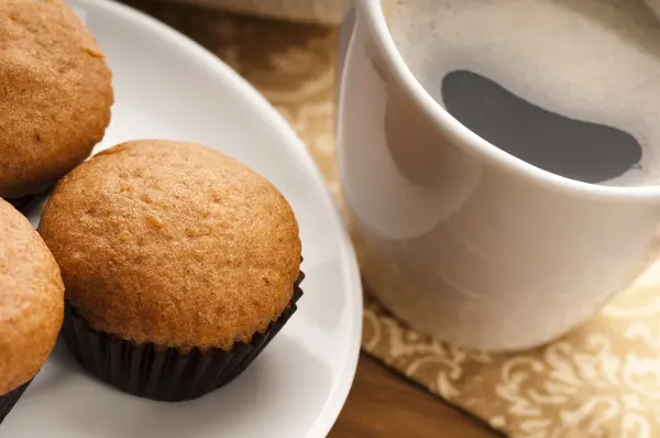 Coffee and cinnamon muffins — Stock Photo, Image