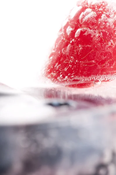 Lampone e mora congelati in bastoncini di ghiaccio — Foto Stock