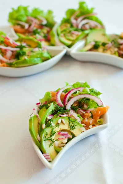 Salat mit Lachs und Avocado — Stockfoto