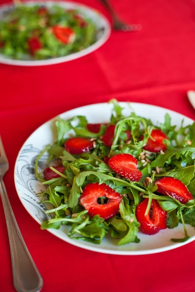 Salat mit Rucola und Erdbeeren — Stockfoto