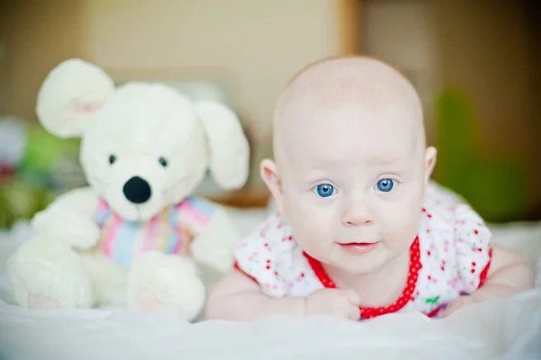 Baby meisje en speelgoed rat — Stockfoto