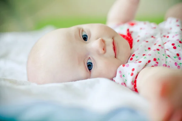 Baby greift nach Kamera — Stockfoto