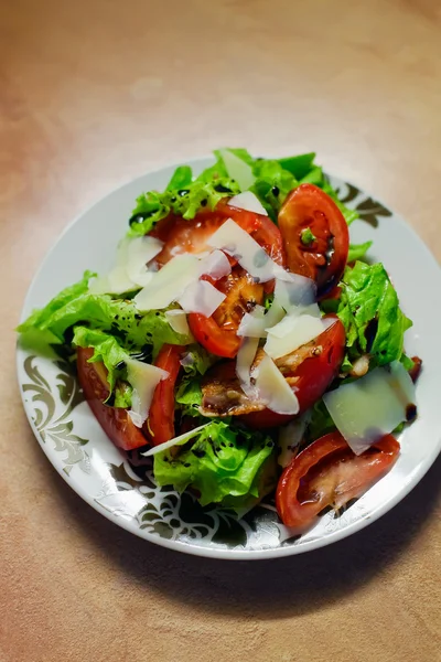 Овощной салат с пармезаном — стоковое фото