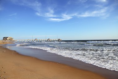 Pier en soepele wolken