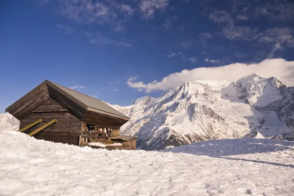 山中孤零零的房子 — 图库照片