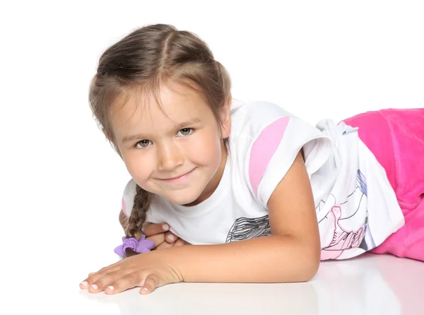 Маленькая девочка на белом полу — стоковое фото