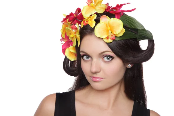 Mulher bonita com flores na cabeça — Fotografia de Stock