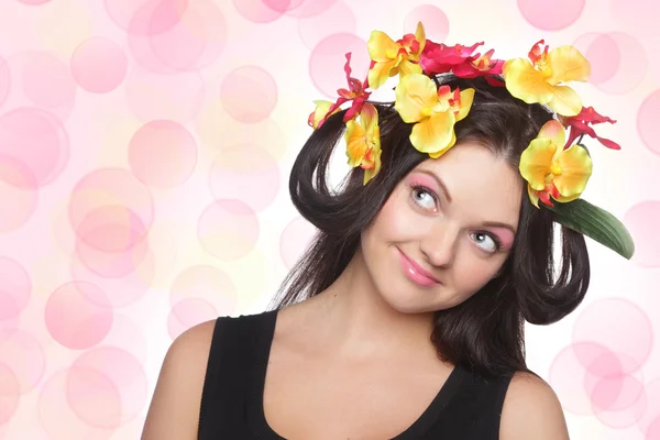 Giovane bruna con fiori sulla testa — Foto Stock