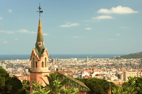 Barcelona, Spanien-21 juli: den berömda parken Guell den 21 juli, 2011 — Stockfoto