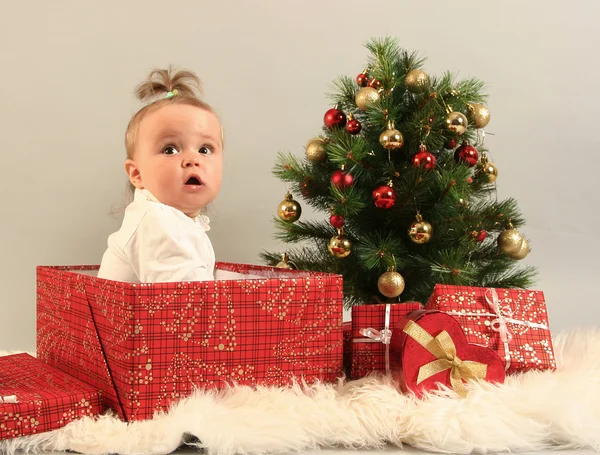 Geschenke und Baby — Stockfoto