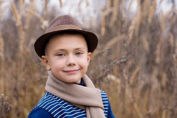 Glimlachende jongen met een hoed — Stockfoto