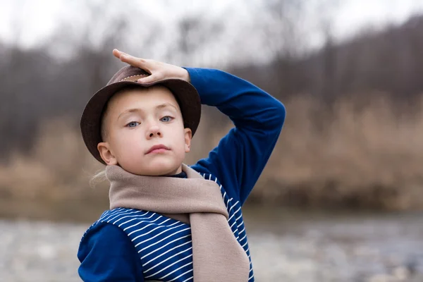 Liten pojke i en hatt — Stockfoto