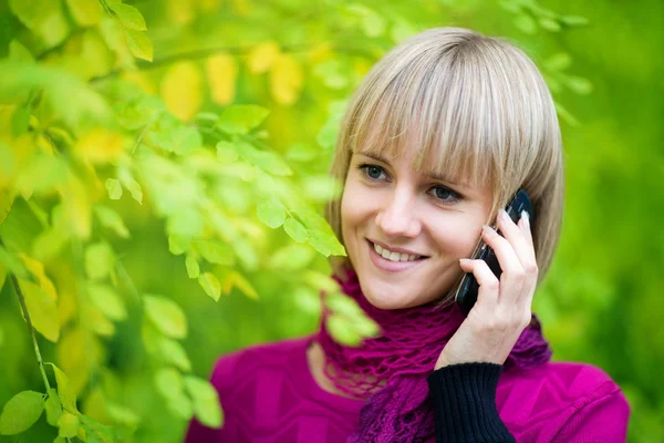 Bir cep telefonu üzerinde konuşurken kız — Stok fotoğraf