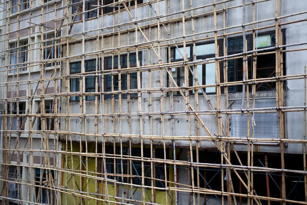 Bambu byggnadsställningar framför byggnaden. — Φωτογραφία Αρχείου