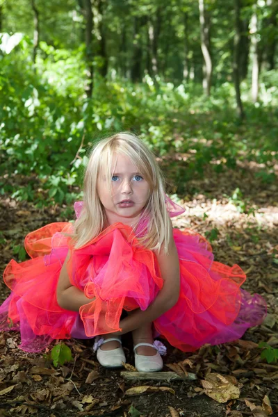 Грустная маленькая девочка в сказочном костюме — стоковое фото