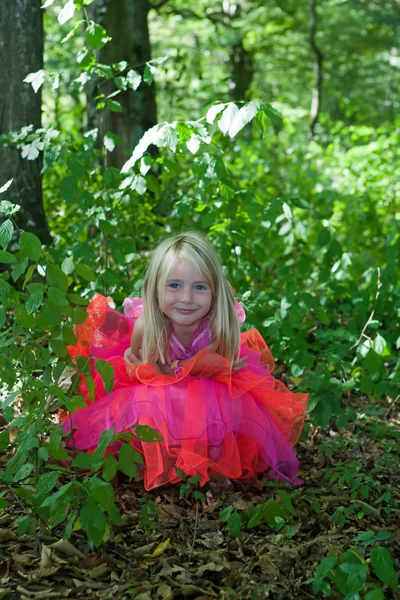 Маленькая девочка в сказочном костюме — стоковое фото