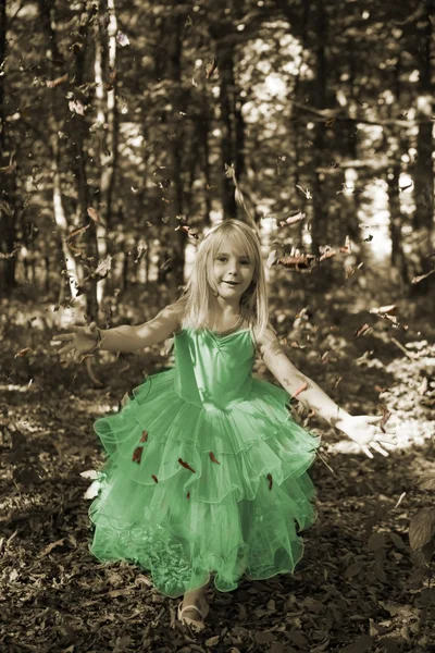 Klein meisje in fee kostuum — Stockfoto