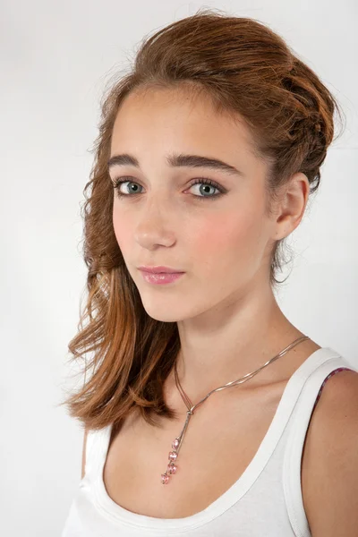 Dospívající dívka, která nosí make-up — Stock fotografie