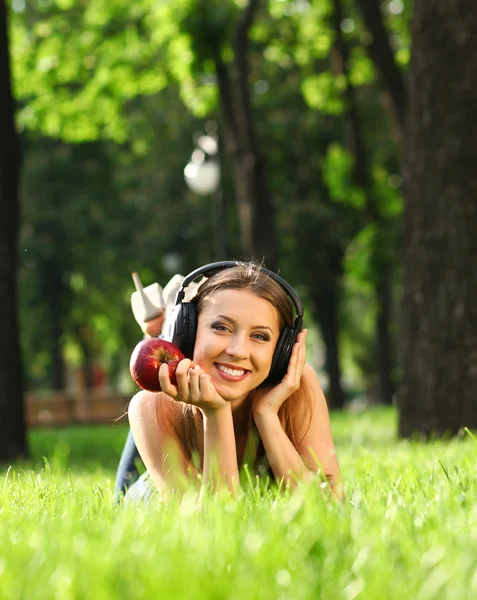 Kobieta ze słuchawkami — Zdjęcie stockowe