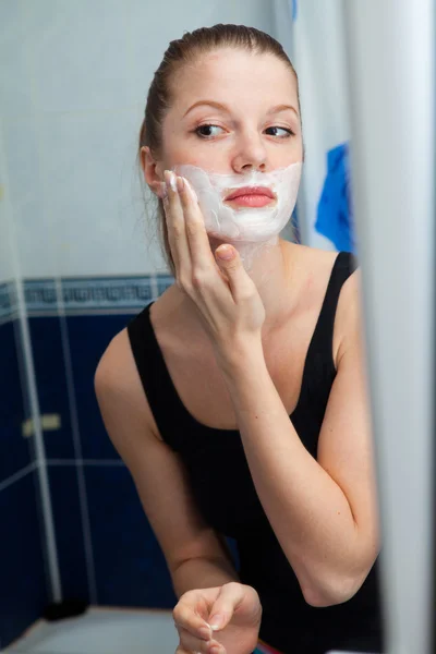 Дівчина голиться у ванній — стокове фото