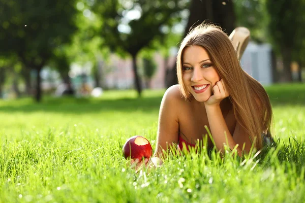 Frau im Park mit Buch — Stockfoto