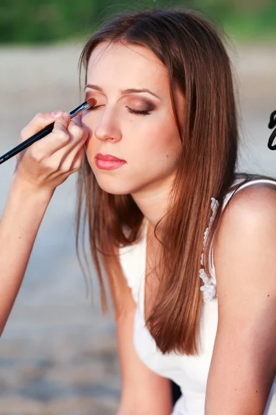Vrouw maken Make-up — Stockfoto