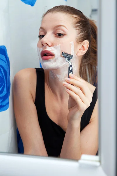 Lány a fürdőszobában borotválkozás — Stock Fotó