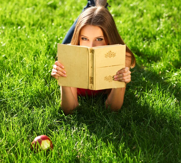 Mujer en el parque con libro —  Fotos de Stock