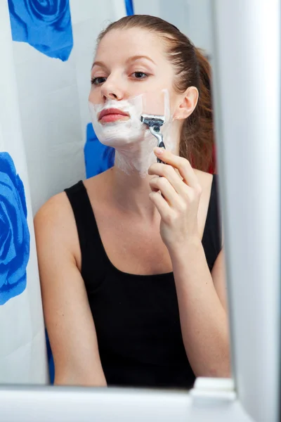 Dívka holení v koupelně — Stock fotografie
