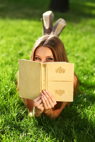 Mulher no parque com livro — Fotografia de Stock