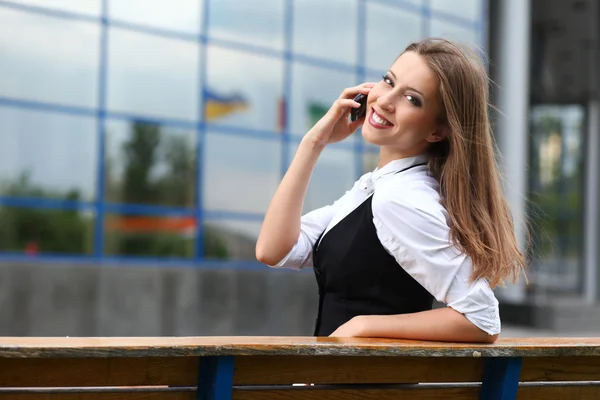 Mujer de negocios con teléfono celular — Foto de Stock