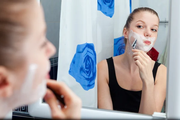 Dívka holení v koupelně — Stock fotografie