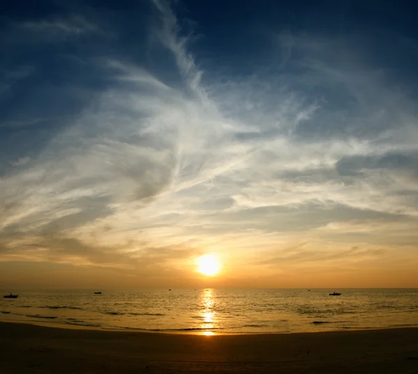 Pôr do sol e oceano — Fotografia de Stock