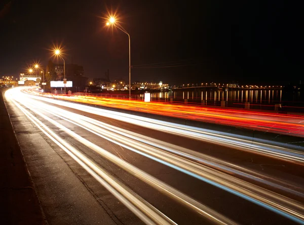 Noční světlo provozu velkých měst — Stock fotografie