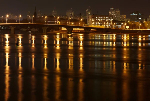 Nachtstadt mit Flussreflexion — Stockfoto