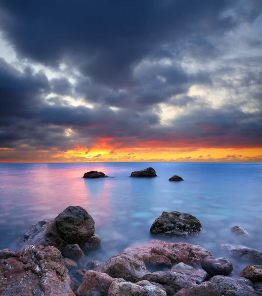 Pierres de mer au coucher du soleil — Photo