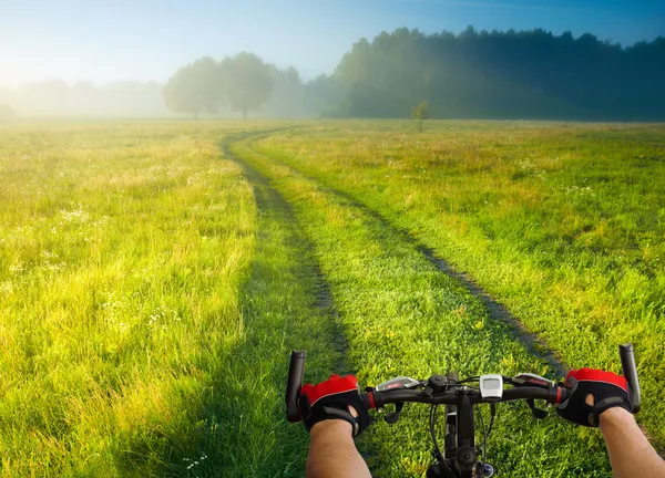 Homem com bicicleta equitação estrada rural — Fotografia de Stock