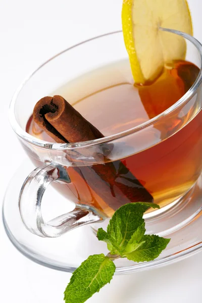 Šálek čaje s citronem, skořice a mátou — Stock fotografie