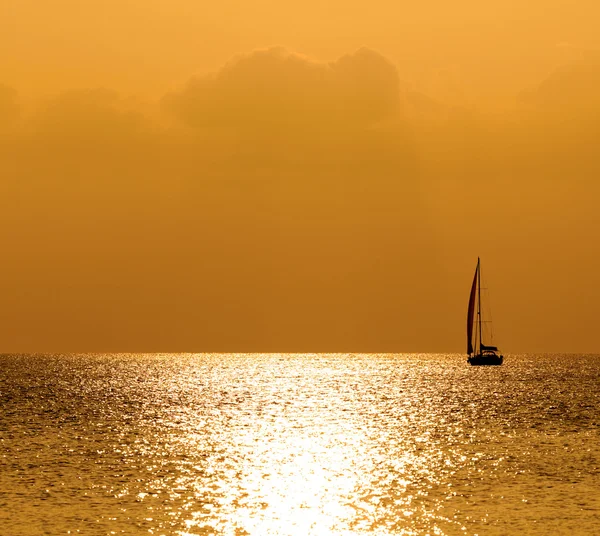 Solnedgång havet och yacht — Stockfoto