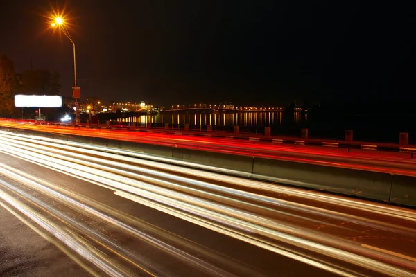 Nacht verkeerslicht van grote stad — Stockfoto
