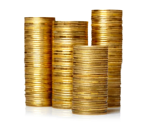 Pilhas de moedas douradas isoladas sobre branco — Fotografia de Stock