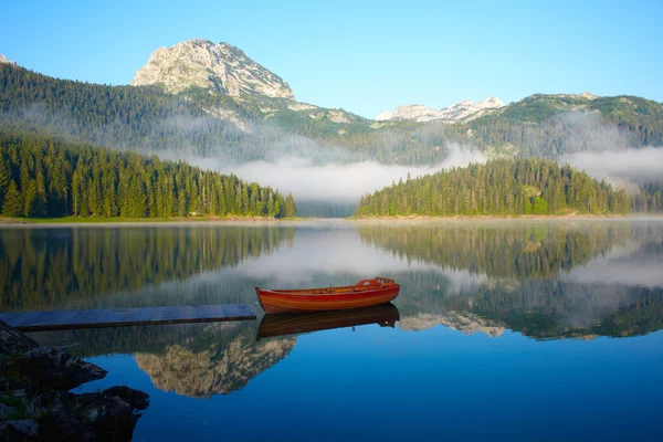 Paysage avec montagnes, lac et bateau — Photo