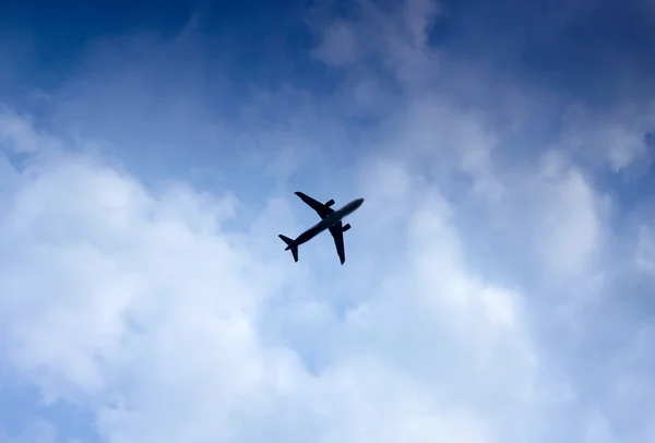 Flygplan i skyn — Stockfoto