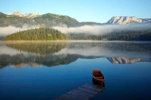 Paisagem com montanhas, lago e barco — Fotografia de Stock