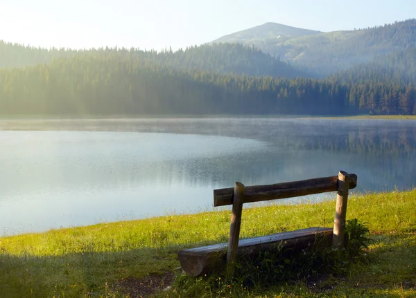 木製のベンチ、湖 — ストック写真
