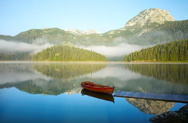 Landschaft mit Bergen, See und Boot — Stockfoto