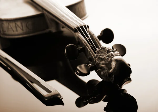 小提琴和黑暗的背景上的蝴蝶结 — 图库照片
