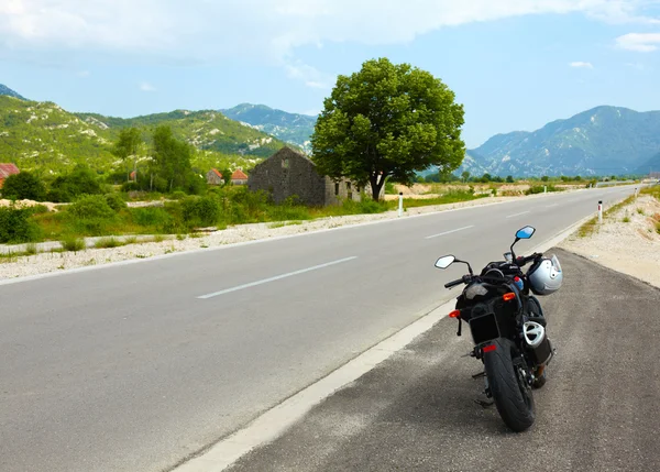 Современный мотоцикл на границе дорог — стоковое фото