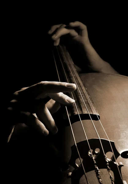 Muzyk grający kontrabas — Zdjęcie stockowe