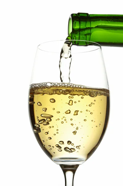 Witte wijn die in glas stroomt — Stockfoto